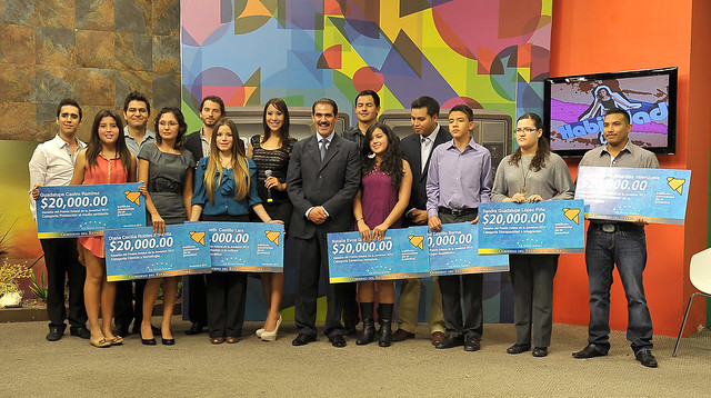 El gobernador Guillermo Padrés entregó el Premio Estatal de la Juventud 2012.