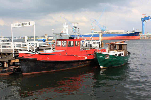 Kiel: Feuerlöschboot Kiel und Ellerbeker Fischerboot VIVIKA an der Museumsbrücke des Schifffahrtsmuseums Kiel