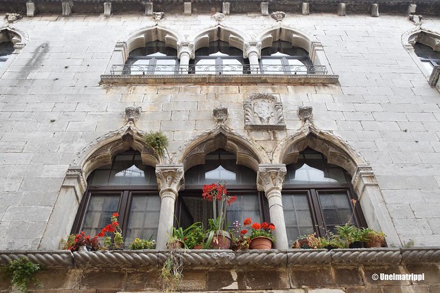 Kauniit kivitalon kaari-ikkunat Porečissa