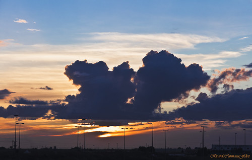 El beso  -  The kiss by ricardocarmonafdez, atardecer sunset cielo sky nubes clouds color light luz blue orange contraste contrast backlighting 