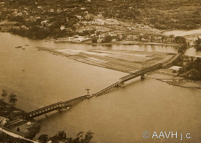 AP1867-Morin-Husson - Hué, 1947 – Vue aérienne du pont ferroviaire détruit