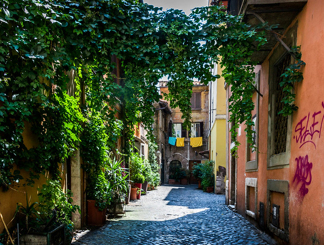 UNE RUELLE DANS LE CENTRE DE ROME /LITTLE STREET IN ROMA