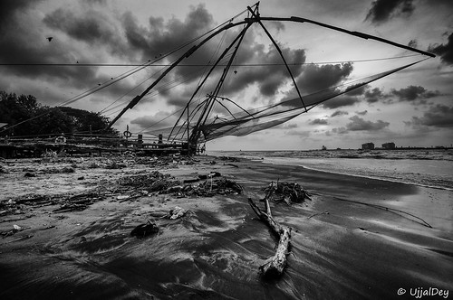 ujjal ujjaldey chinesefishingnet kochi fortkochi cochin kerala india godsowncountry travel tourist blackandwhite monochrome sea nets fishing sunset evening clouds leadingline