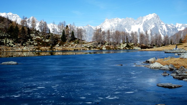 DSCF4061 VdA - Lago D'Arpy ghiacciato (quota 2066) e Massiccio del Monte Bianco