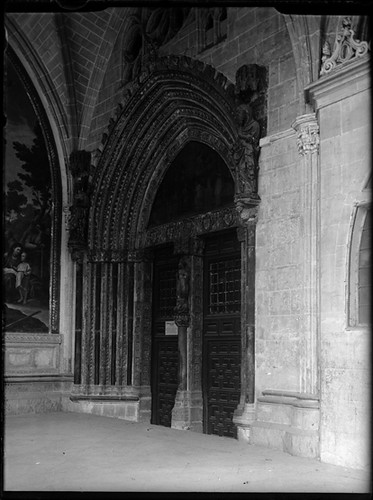 Puerta de Santa Catalina de la Catedral de Toledo hacia 1920. Fotografía de Enrique Guinea Maquíbar © Archivo Municipal de Vitoria-Gasteiz