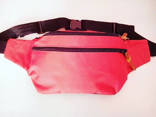 WAIST BAG POLOS MERAH BLANKLABEL . Tas Selempang yang cocok buat nyimpen gadget, dompet, kunci motor dll. Makin kece jika dipakai hang out ^^ . . Harga satuan : 55 rb Grosir 3 pcs : @35 rb Grosir 12 pcs : @30 rb . . Beli lebih banyak HARGA NEGO Beli Grosi | by harisjunianto