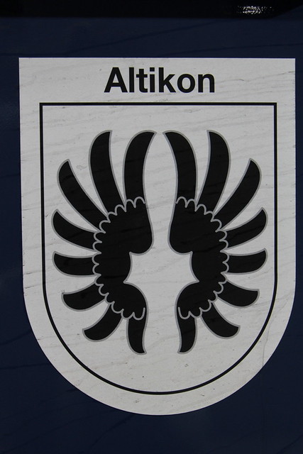 Gemeindewappen - Wappen der Gemeinde Altikon an der SBB Lokomotive Re 450 029 - 4 mit Taufname Altikon mit ZVV - Zürcher S-Bahn Doppelstockzug