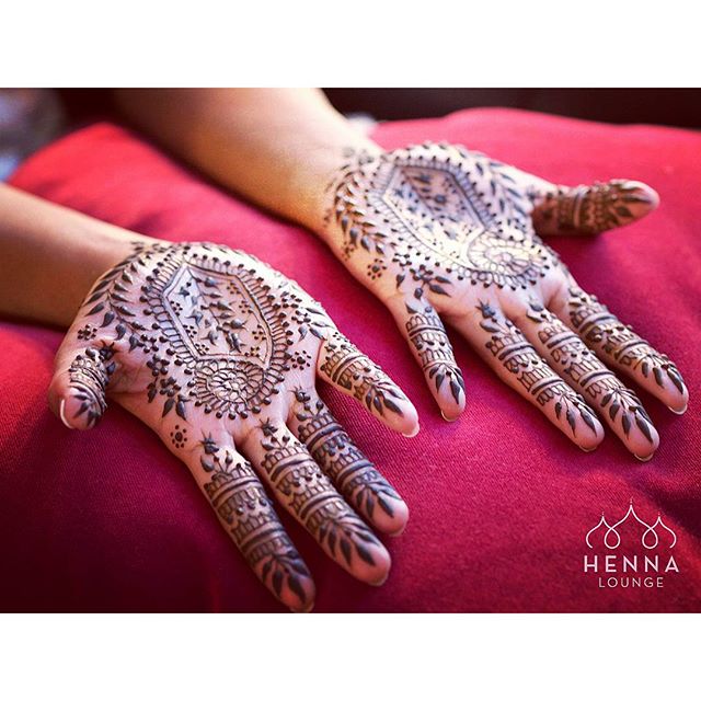Tonight's bride wanted an @ameliadregiewicz style Henna, which looks simple but requires a lot of care to execute. #classichenna #paisley #henna #mehndi #andrapradesh #bride #fusionwedding #alameda #oakland