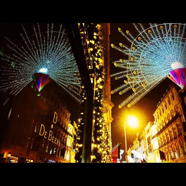 Christmas Reflection  #christmas #reflecting #illumination #street #diamond #lighting #peacock #architecture #window #night #stunning #spectacular #london #motokihirai #fashion #クリスマス #リース #イルミネーション #きれい #かわいい #美しい #平井元喜 #孔雀 #ダイヤモンド #宝石 #ロンドン