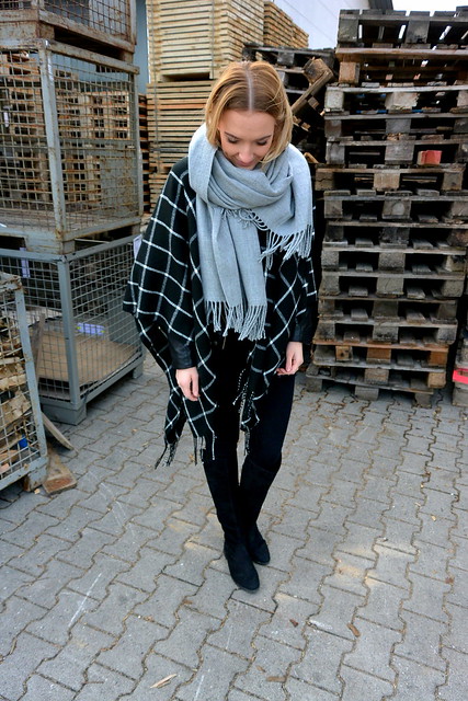 Outfit: Poncho & Stiefel
