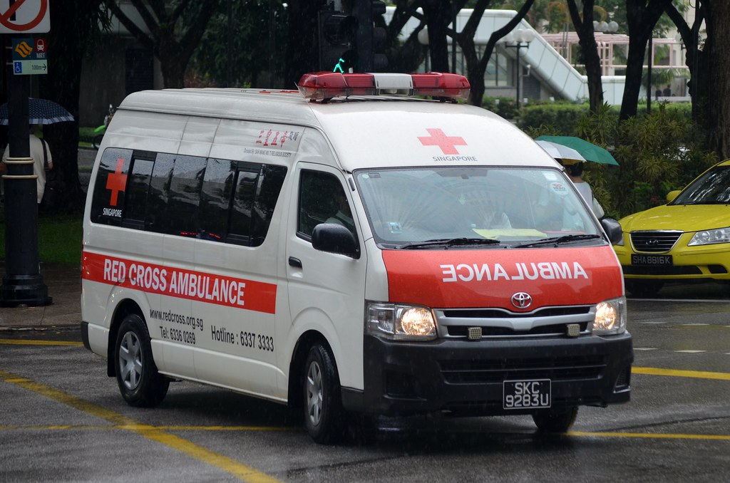 Ambulance arrive. Toyota Hiace Ambulance. Машины скорой помощи Тойота. Ред амбуланс.