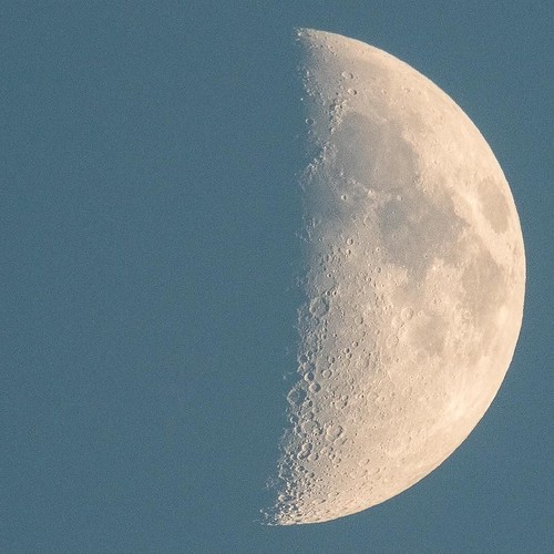 #Moon1920mm 18:18 August 22nd, 2015. Camera & Lenses * Canon EOS 7D Mark II * Sigma Sports 120-300mm F2.8 DG OS HSM * Canon Extender EF 2X III * Sigma APO TELE CONVERTER 2x DG Camera Setting * ISO : 1600 * Focal length : 1920mm * Aperture value : f/22 * S | by wiseken