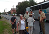 Der Bus mit rund 50 Gästen aus Deutschland ist auf der frisch asphaltierten Bahngasse vor dem Heimathaus eingetroffen.