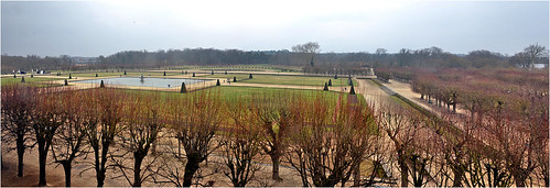 vue sur le parc depuis une fenêtre de la salle de bal. Nous nous rendons demain à la chapelle Saint Saturnin, juste à côté de la salle de bal by Barbara DALMAZZO-TEMPEL, ENGLISH :
park view from a ballroom window. We go tomorrow in the chapel of Saint Saturnin, right ne