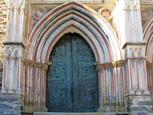 De bronce * La puerta izquieda ( Iglesia del Real Monasterio de Santa María de Guadalupe)