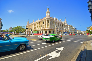 Gran Teatro de la Habana and cars stopped