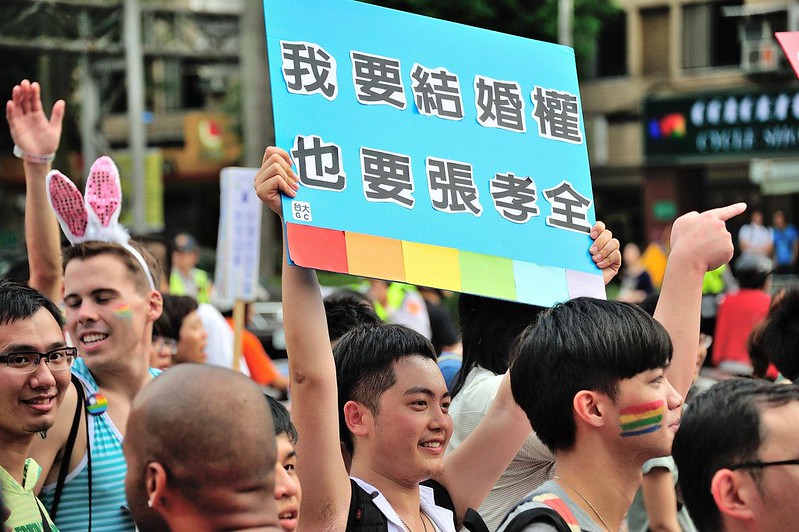 小白擔任GayChat 社長時，與社員拿自製看版參與遊行。圖／小白提供