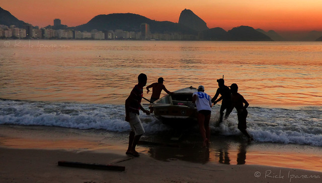Amanhecer na Praia de Copacabana - Rio de Janeiro Breaking Dawn on Copacabana Beach - Rio 2016 #Copacabana #Amanhecer #Rio2016 #Rio450