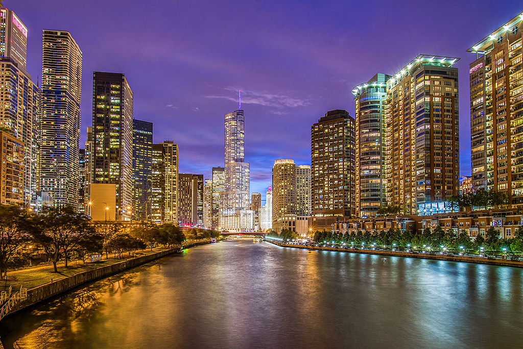 Chicago River view.