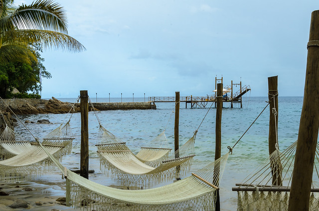 Hamacas en la playa de Las Caletas con el muelle detrás, Jalisco