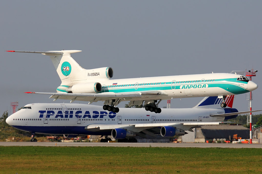 Скорость самолета ту 154. Ту-154 АЛРОСА В Домодедово. Самолёт АЛРОСА Боинг 747. Tupolev tu-154. Самолёт АЛРОСА ту 154.