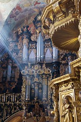 Organy w nawie głównej w bernardyńskim kościele Zwiastowania NMP w Leżajsku zza ambony
