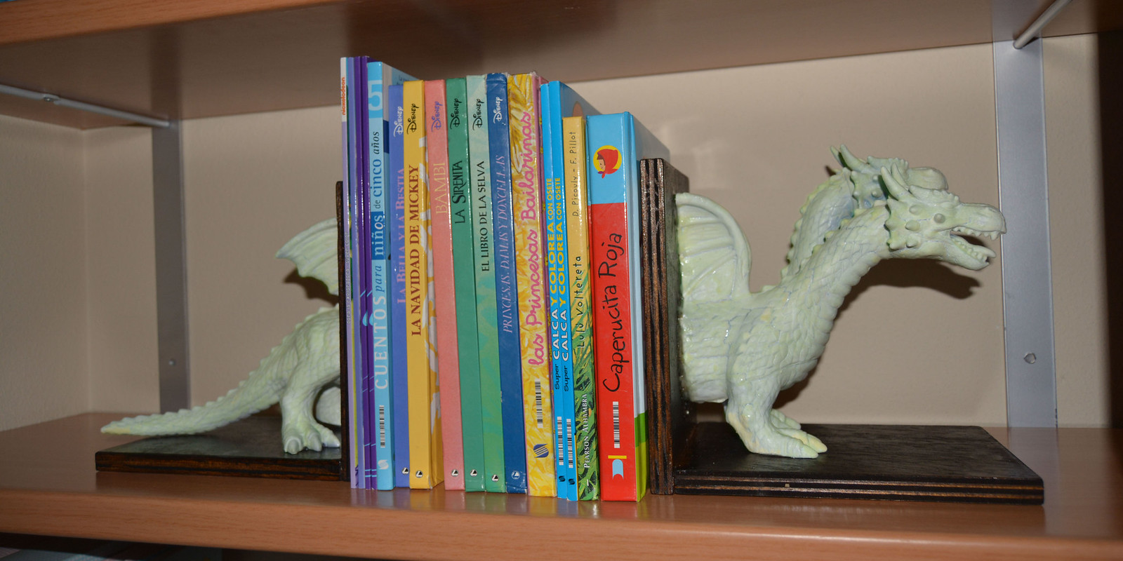 Tope sujeta libros infantil “Dragón” luminiscente.