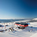 Horní poháněcí stanice vysokokapacitní kombinované lanovky telemix (na jednom laně se střídají osmimístné sedačky a osmimístné kabinky). Tato lanovka ve švédském Åre budovaná pro loňské MS v alpském lyžování dosahuje přepravní kapacitu 3 400 osob/hod.  , foto: Leitner