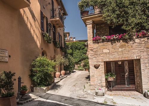 city italy building brick window architecture outdoors alley view perspective nopeople medieval architectural brickwall alleyway residential umbria civita urbanistic stonehouse stonebuilding bevagna
