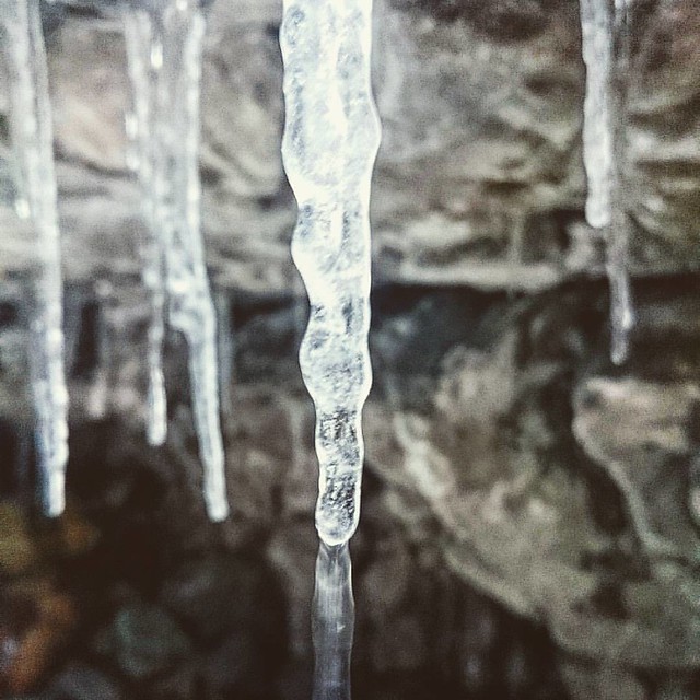 The magic of winter..the snow crystal! ❄❄ #winter#svartfossen#tromsdal#trønderavisa#icecrystal#iskrystall#vinter#november#2015#water#nature#naturepic#natur#norway#Norge#Trøndelag#waterdrop#rocks#verdalingen#verdal#vinterbilde#scandinavia#Skandinavia