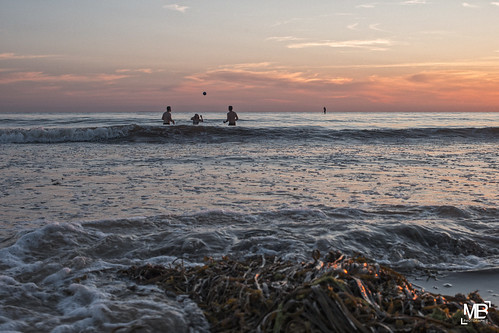 sunset mer france beach vacances ballon bain normandie paysage plage coucherdesoleil algues jeux 2015 summiluxm35mmf14asph télémètre leicamtype240
