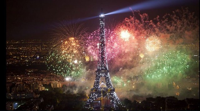 Feux d'artifice à la Tour Eiffel de Paris - 14 juillet 2015