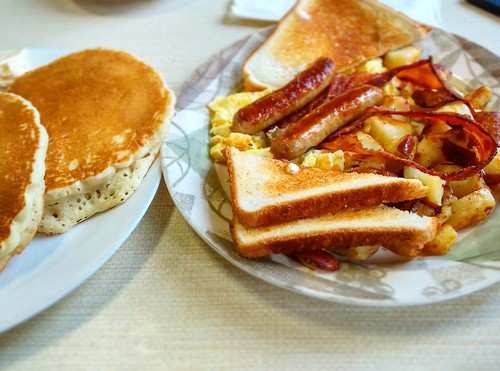 A sumptuous American breakfast to kick start the day #americanbreakfast #breakfast #brunch #breakfasttime #pancakes #sausage #ham #bacon #toast #scrambledeggs #powerbreakfast #Foodporn #Foodgasm #foodie #foodstagram #foodlover #Boston #travels | by prosenjit_pb