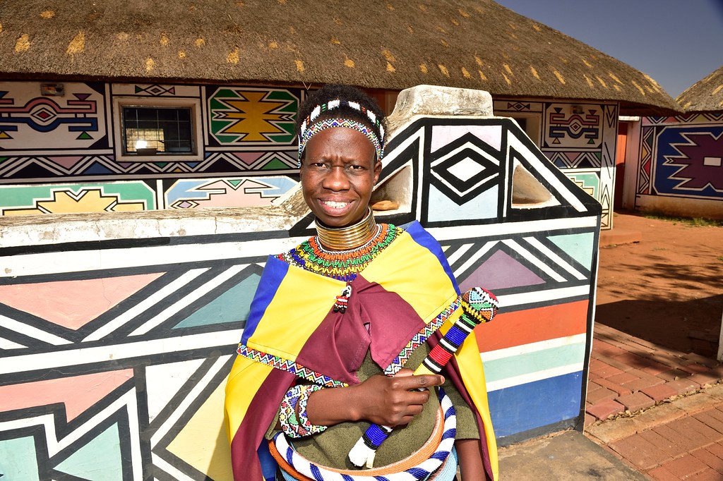 Ндебеле Африка. Ндебеле (народ в ЮАР). Цветные домики ЮАР. Племя ама ндебеле.