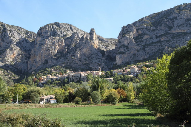Village provençal au pied de la montagne