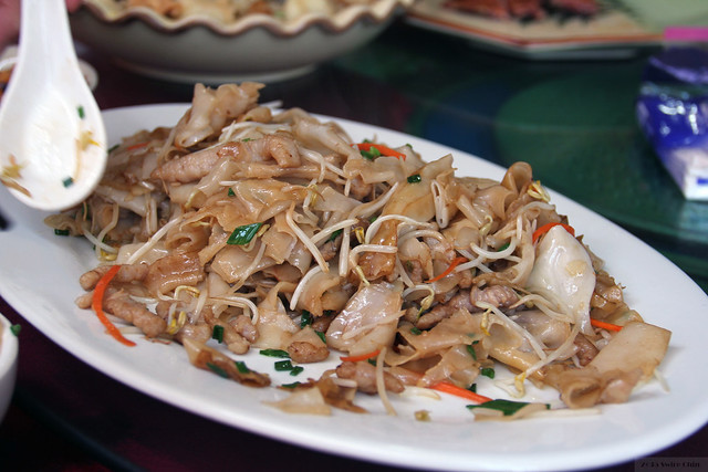 Fried Flat Noodles with Bean Sprouts and Pork