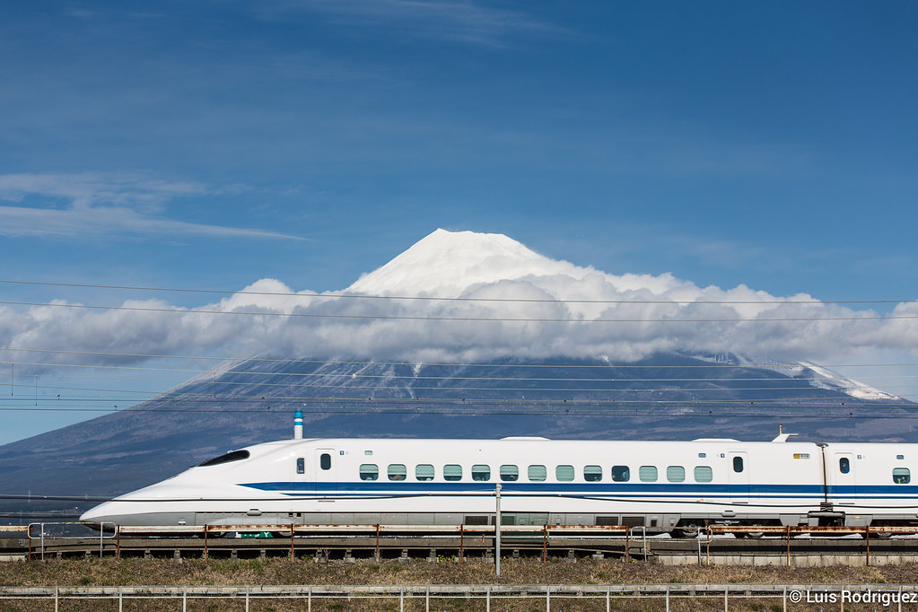 Tren bala congelado frente al monte Fuji con una velocidad de obturaci&oacute;n r&aacute;pida