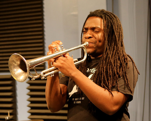 Stephen Landis performs with Barry Stephenson. Photo by Bill Sasser.