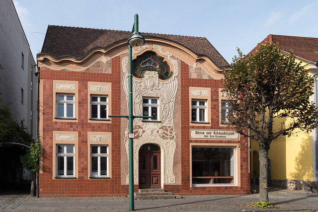 Neustrelitz: Jugenstilfassade des Hauses Glambecker Str. 3