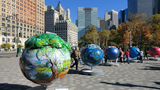 New York: Battery Park - Globes exhibition