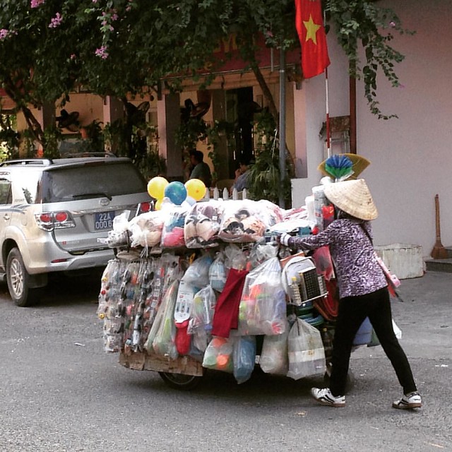 One reason why people don't go to malls in #vietnam  - you got what you need in rolling stores and in small stores. #simpleliving #simplelife #lifeismorebeautiful #ilovelifessimplicity