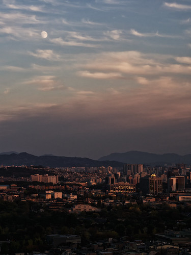 sky moon skyline clouds golden asia cityscape south korea hour seoul kr southkorea cloudporn goldenhour 서울 한국