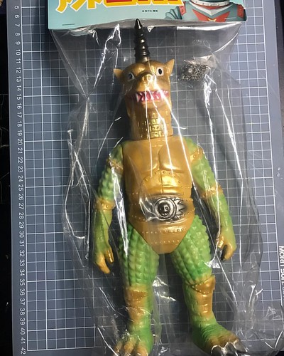 妖獣ライゴン 原型製作 セキケンジ ●全高約300mm ●金属製チェーン＋鉄球付！ #妖獣ライゴン #ジャイアントロボ  #TVシリーズ   #SoftVinyl #sofubi #ソフビ #膠品 #搪膠  #sofvitokyo | by 狂人日本玩具屋