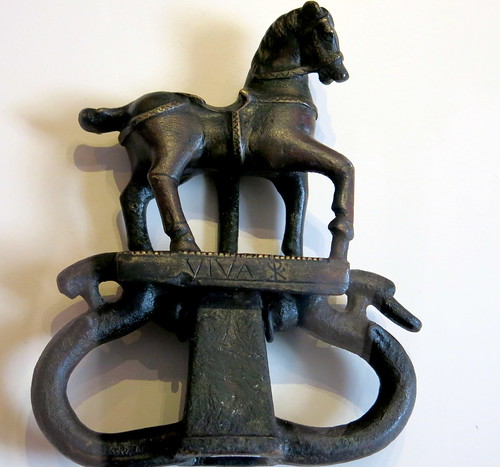 Pasarriendas de bronce que representa un caballo al paso lento con la mano derecha levantada | by Martín Vicente, M.