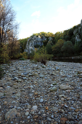 La berge de La Beaume by Isaszas, les galets de la berge de La Beaume longuement ombragée. europe southfrance südfrankreich zuidfrankr