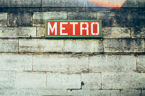 metro (tuileries)