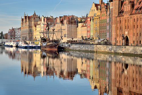 reflections reflets oldtown galleon gdansk danzig poland northernpoland pologne polognedunord water mirror morning monuments oldhouses boat boats europe europecentrale centraleurope sizuneye motlawa river riverfront tamron2470mmf28 nikond750