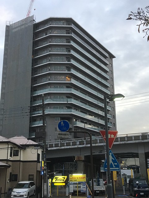 マンションの裏側（線路•陸橋）です。カバ...