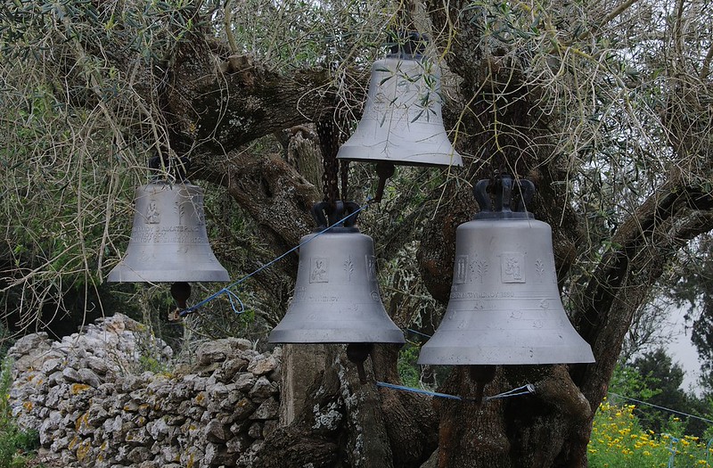 20160323-121F | Glocken im Olivenbaum am Kloster Agios Georgios. Zakynthos, 23.03.2016