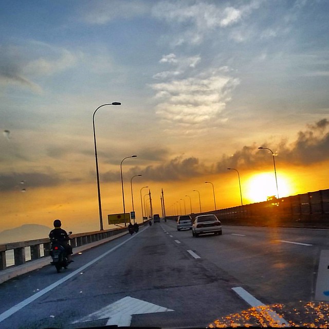 Morning sunrise from penang bridge to kulim  #sunrise #sunrise_sunsets_aroundworld #bridge #carrides #driving #panorama #scenery #penang #erezeki #light #shadow #road